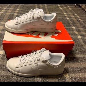 Womens Nike Tennis Classic 8.5